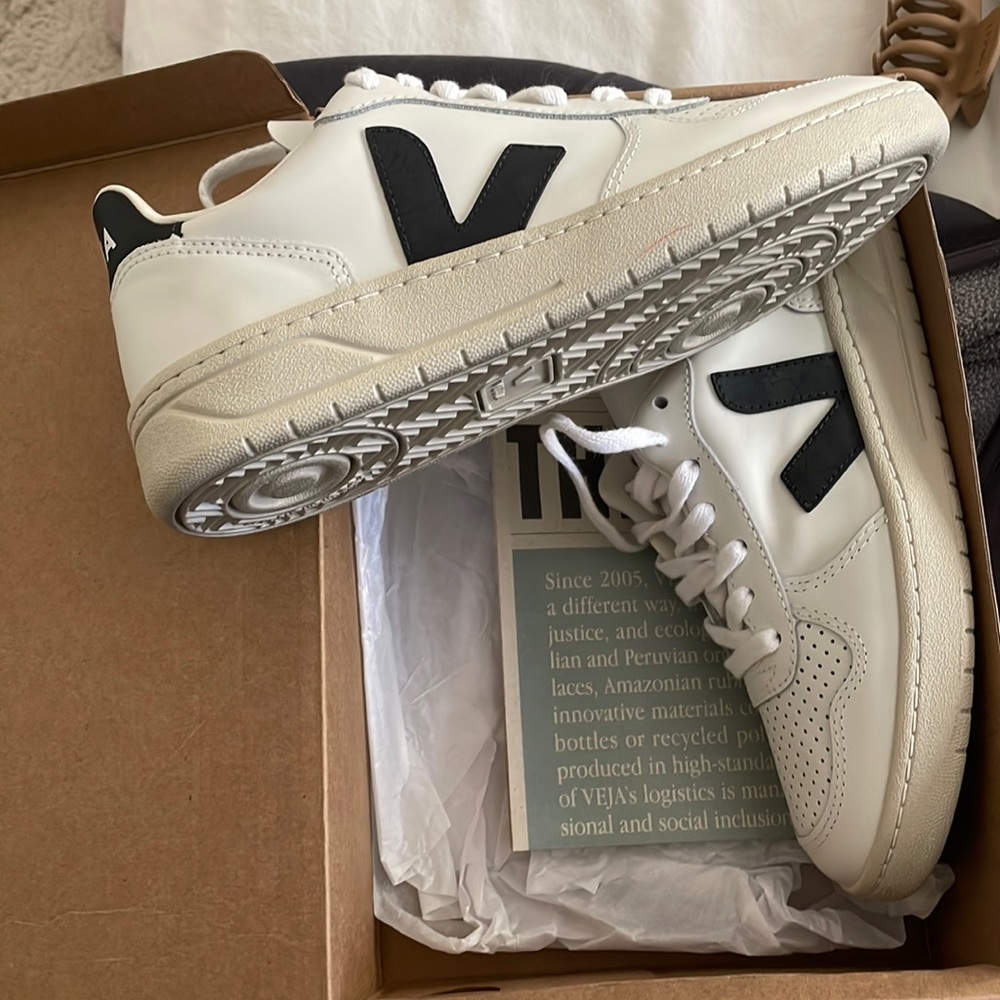 Brand new veja v-10 sneakers
